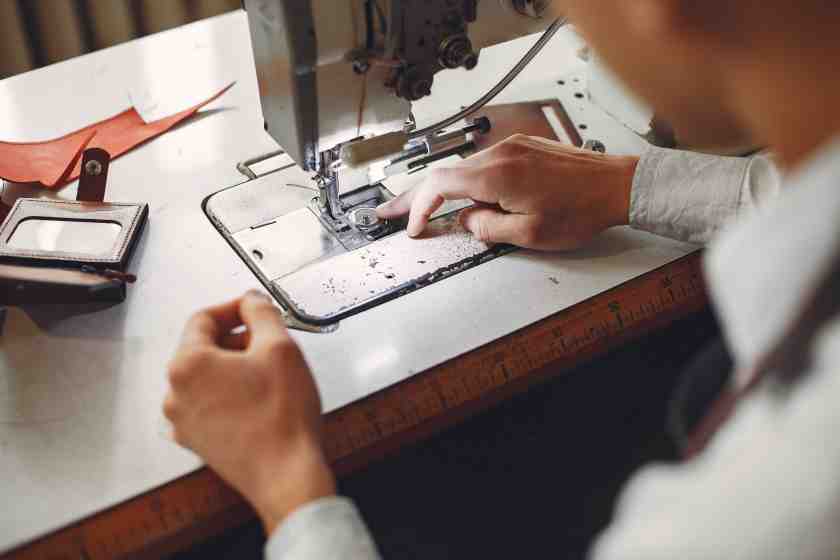 Emprendedor con máquina de coser