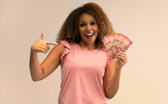 Mujer con dinero en la mano producto de sus ahorros